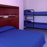דירה Bright With Terrace ביביונה